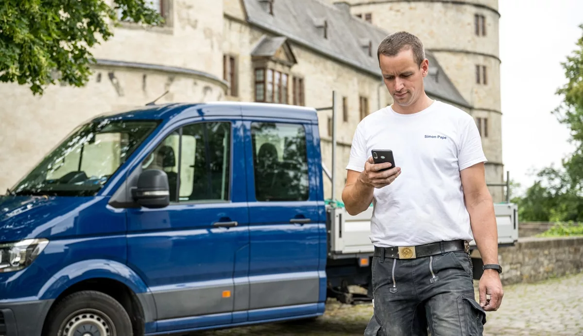 Mitarbeiter der Prange GmbH schaut auf sein Handy